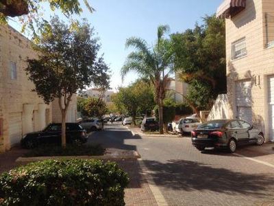 קיסר שיווק ניהול נכסים דירות יוקרה בירושלים מציע דירה מהממת למכירה ברחוב הולנדי שקט ופסטורלי…